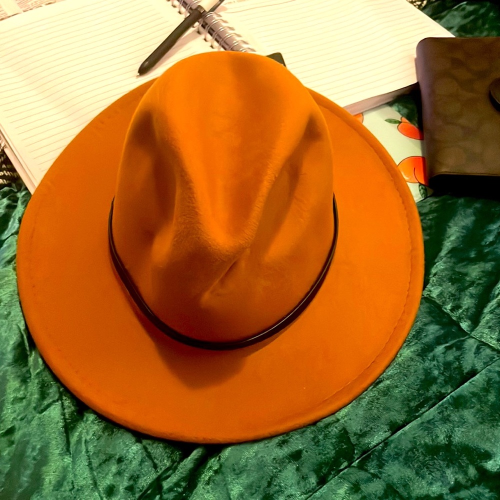Who doesn’t love a good hat? 😍